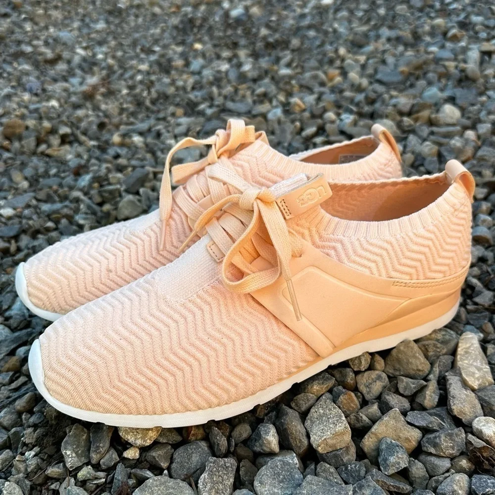 UGG Willows Casual Everyday Sneakers Peach Orange Size 8.5 Women’s Knit Upper